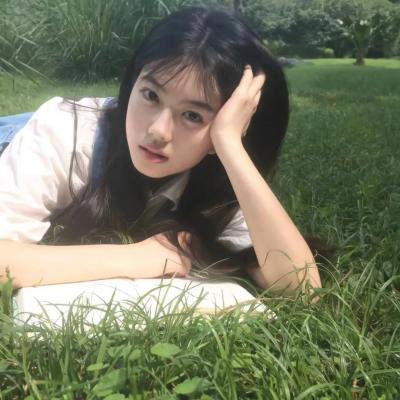 穿黄睡衣的女孩